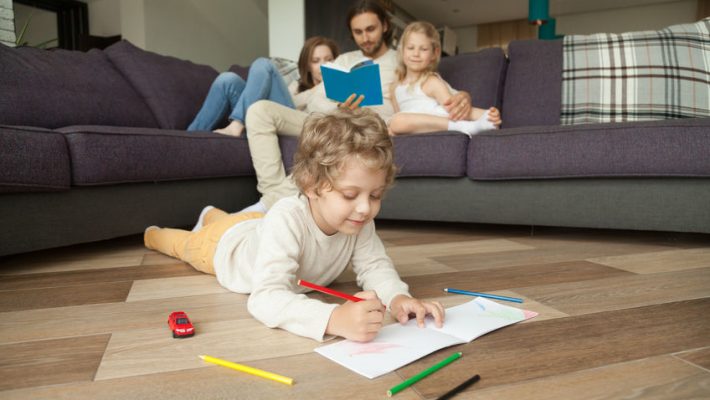 Dagritme; Voorbeeld dagschema en tips voor ouders met kleine kinderen thuis