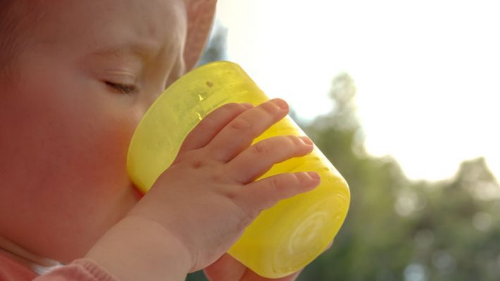 Vanaf wanneer kan een baby uit een beker drinken